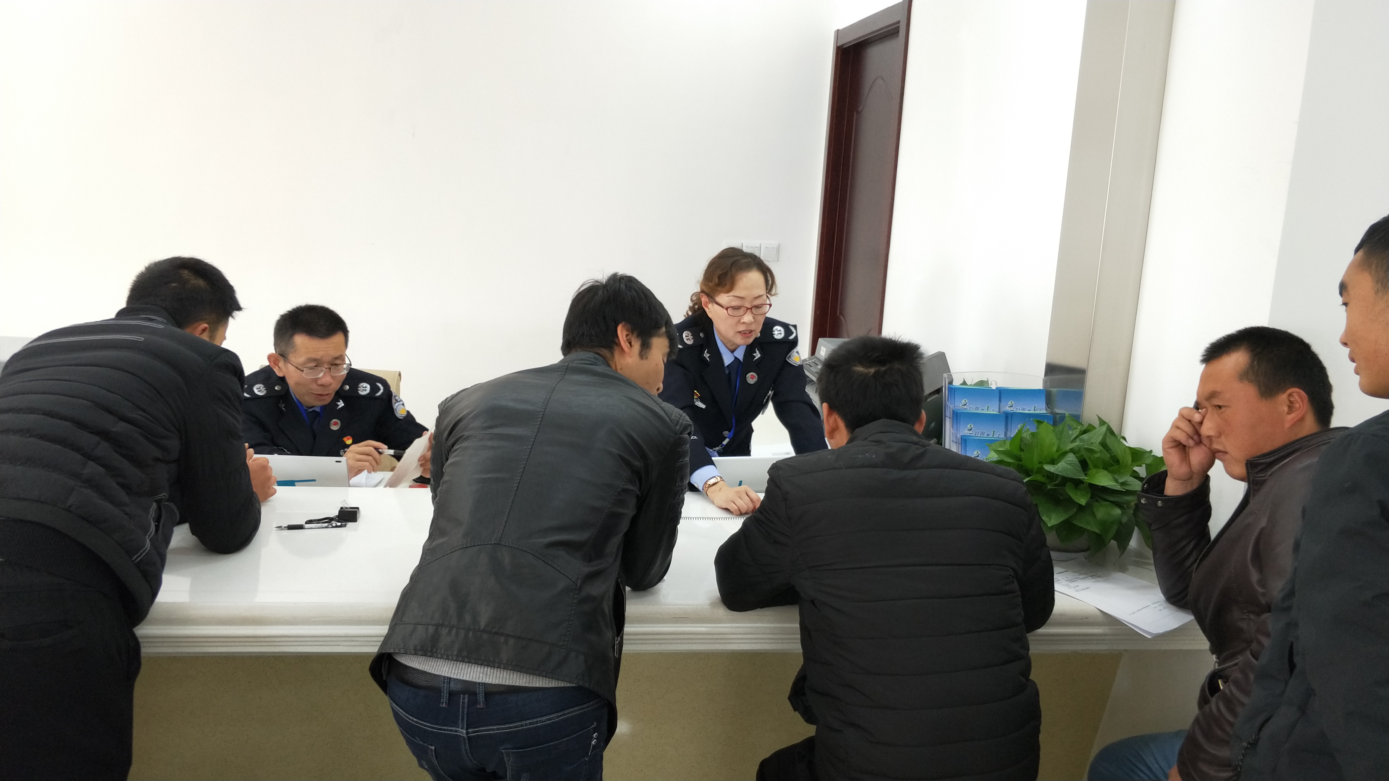 玉门市民中心法律援助窗口积极为弱势群体提供法律援助7.jpg 玉门市民中心法律援助窗口积极为弱势群体提供法律援助7.jpg